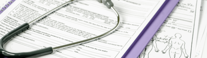 Referto medico con stetoscopio appoggiato